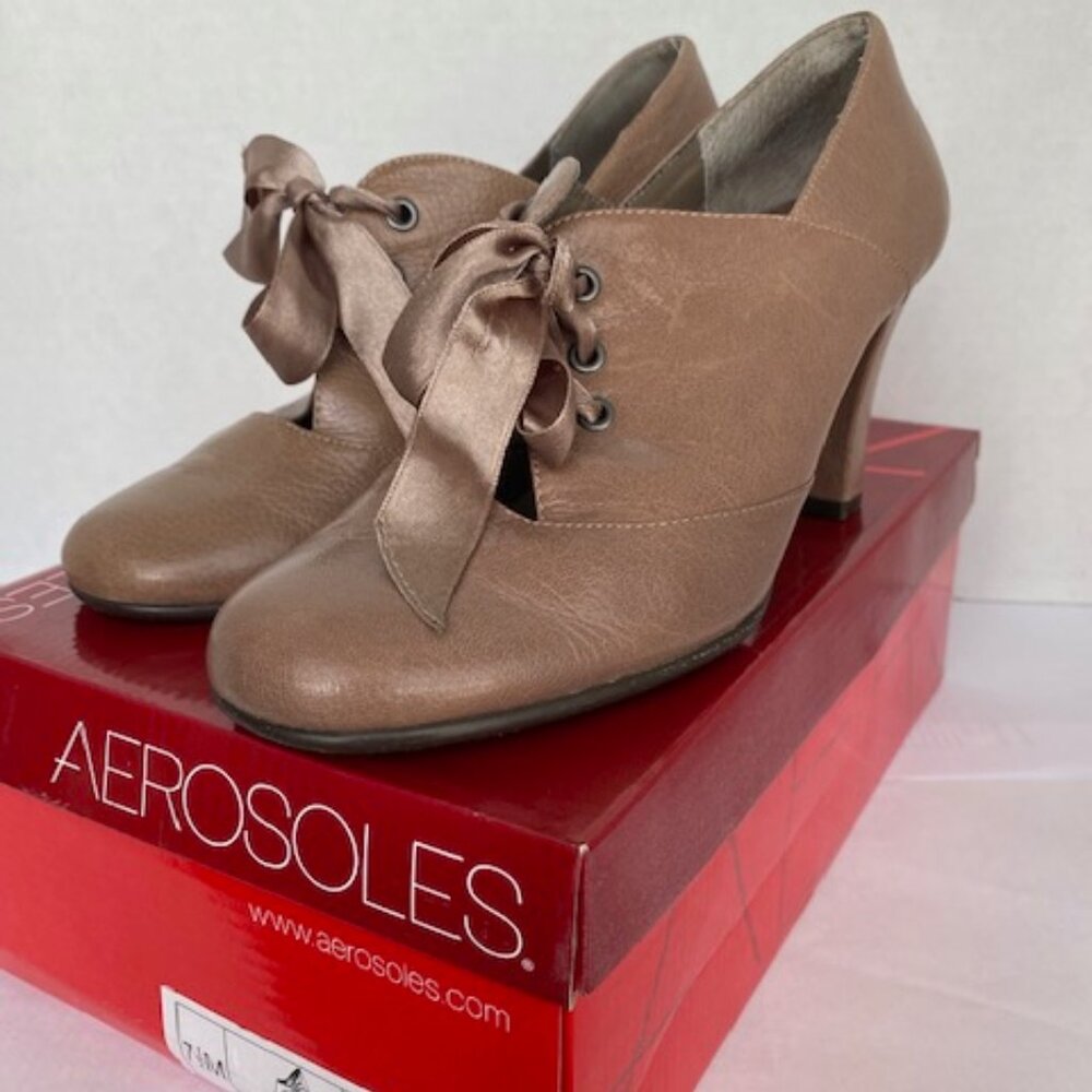 Aerosoles Heelrest- 7 1/2 Taupe Leather Lace Up 3" Heels